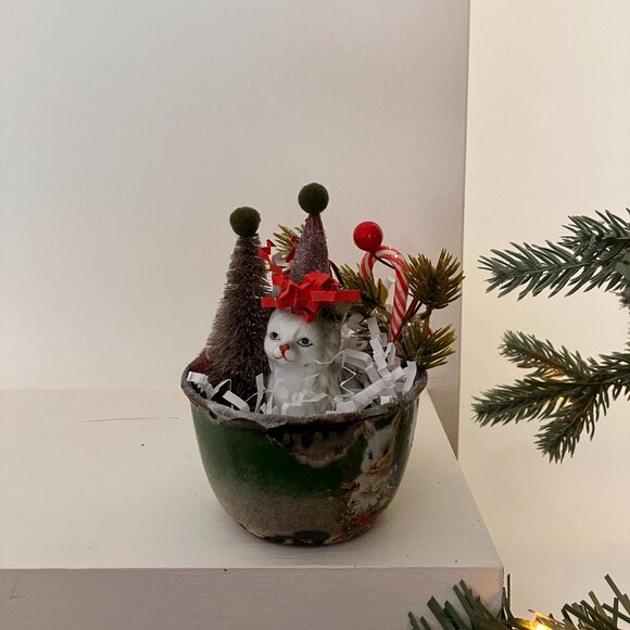 Vintage Christmas Kitty Cat in a Cup - Holiday Decor - Picture 9 of 11